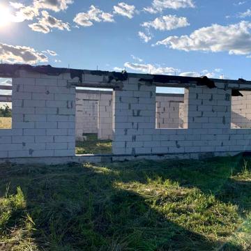 Недобудований будинок з земельною діялнкою 20 сот.