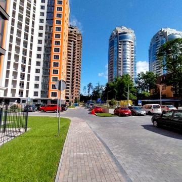 Продам 3 кімнатну квартиру біля метро Житомирська, поруч озеро.