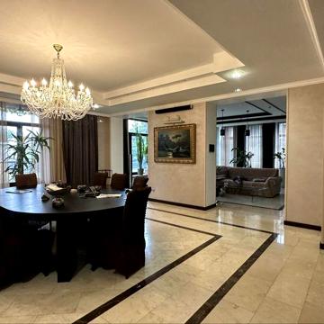 Перша оренда будинку 750м2
