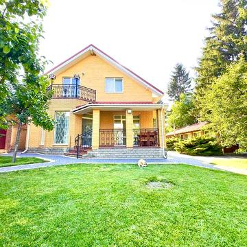 Продаж будинку в класичному стилі