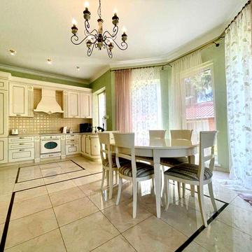 Продаж будинку в класичному стилі