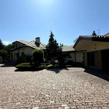 Дніпробудівська вул.
