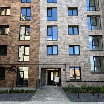 Велика однокімнатна квартира в малоповерховому будинку з ліфтом