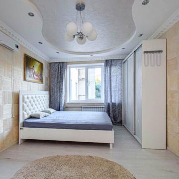 Романа Купчинського вул., 7