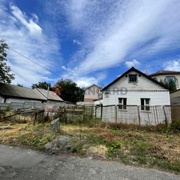 Продам будинок з земельною ділянкою під забудову на пр. Гагаріна.