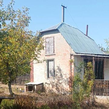 Продам дачу з земельною ділянкою