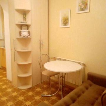 Пров. Квітневий 1 А, простора кухня , два дивана, можна з дітьми