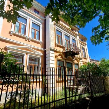 Простора 3-кімнатна квартира в центрі Дрогобича!