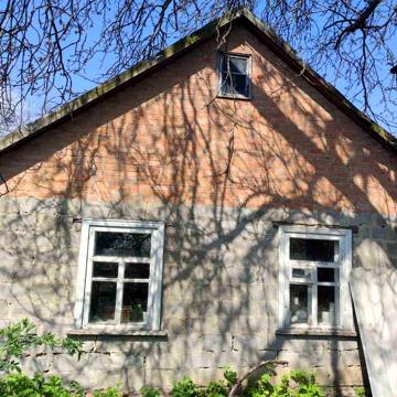 Здається будинок біля Ромен