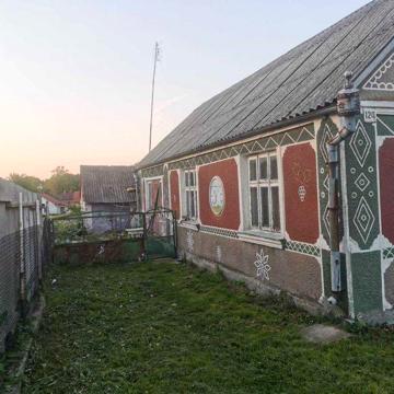 Продається земельна ділянка з будинком на центральній вулиці Торчина
