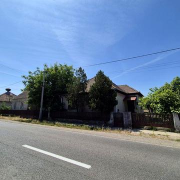Продається будинок у с. Добронь з садом та огородом