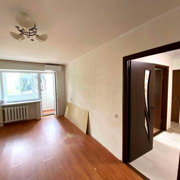 Продаж невеликої 2к квартири в тихому місці в центрі, поверх 3/5 (л1)