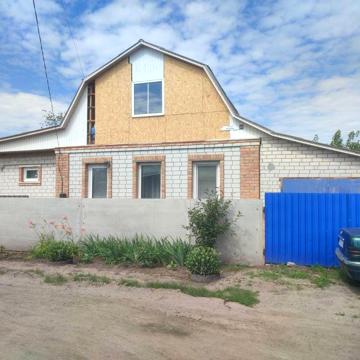 Продається 4-кімнатний просторий будинок в м. Пирятин