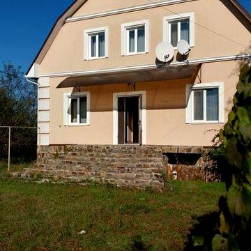 Обмін на квартиру, добротний будинок з бомбосховищем, підвал