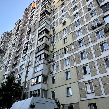 Простора 1к каартира, метро Харківська, вул. Ревуцького 18