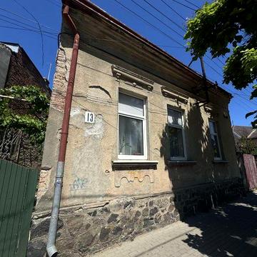 Продаж 1 поверхового будинку  з ділянкою в центрі