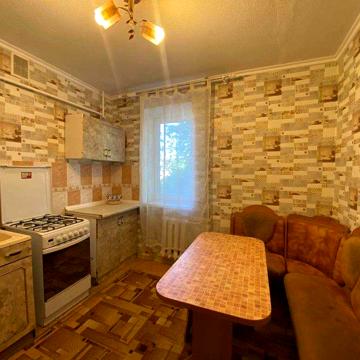 2-к квартира на вул. Архітектора Старова 3