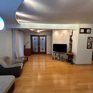 Продам 5-ті кімнатну квартиру