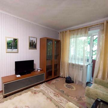 Сдаю на Гвардейской 2-х ком.кв-ру, 2/4, с ремонтом и мебелью
