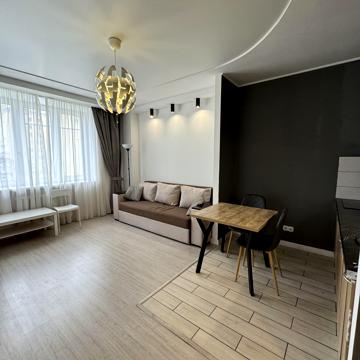 Макіївська вул., 8