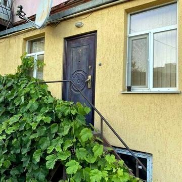 Продам 4-х комнатную квартиру на земле в центре.