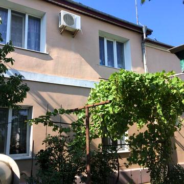Двоповерховий капітальний будинок на вулиці Сосюри