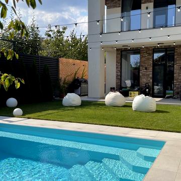 Двоповерховий будинок із басейном у закритому котеджному кооперативі на 16-й станції Фонтану