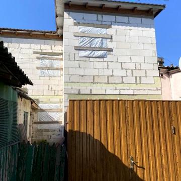 Двоповерховий будинок біля моря