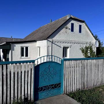 Продаж будинку із земельною ділянкою