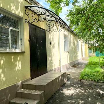 Великий та гарний господарський будинок.