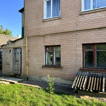 Продаж трикімнатної квартири з власним входом та чудовим розташуванням
