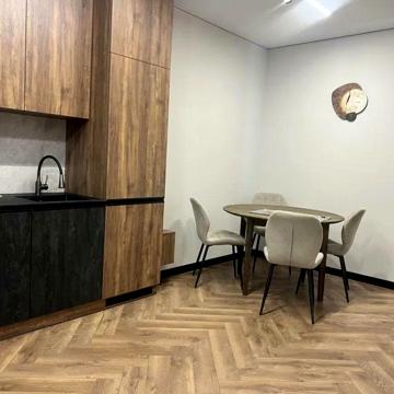 Угорська вул., 12