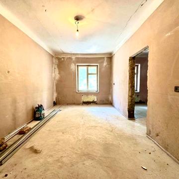 Продається 3-кімнатна квартира в центрі міста.