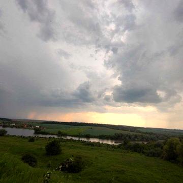 Дачний будинок із копанкою біля озера
