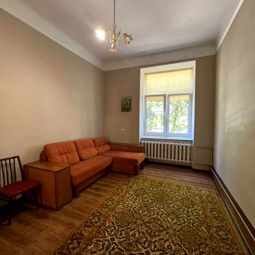 Хорватська вул., 10