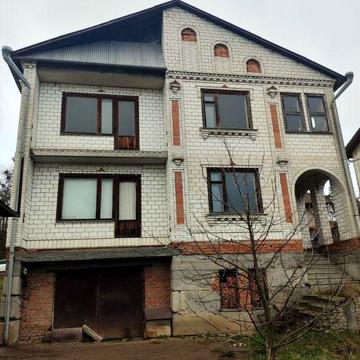 Будинок, господські приміщення, ставок свій
