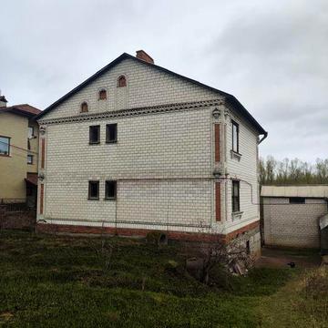 Будинок, господські приміщення, ставок свій