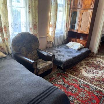 Здам 1/2 будинка,центр/вокзал;парк Письменників.Можна робочим.