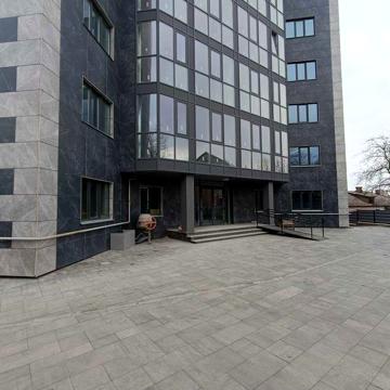 Новобудова 93кв.м центр міста 3-й поверх можливо під державну програму