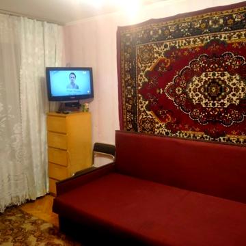 Дніпроводська вул., 3