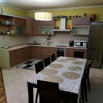 3комн квартира, Ахматовой 13, видовая, с мебелью