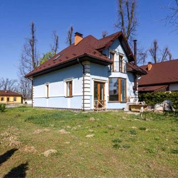 Продаэться ноаий дім з  ремонтом  Киівська обл, Рославичі без комісіі
