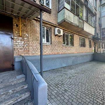 Продам  2х ком квартира под ремонт Кирова Александра Поля 109