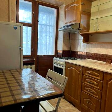 Здам 1-кімнатну квартиру в центрі на тривалий термін