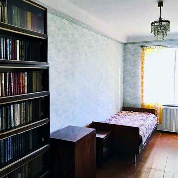 Продам 1/2 част. 3х кімнатної квартири. Спокійний, зелений район.