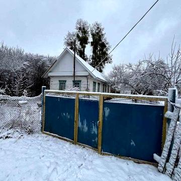 Невеличкий будиночок в тихому місці