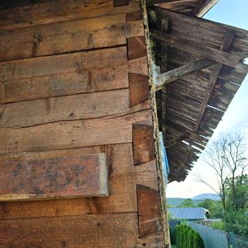 Деревяна хата під розбір, старе дерево