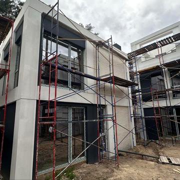 Сосновий ліс в поєднаані з сучасним дизайном, це будинок у WISE HOMES