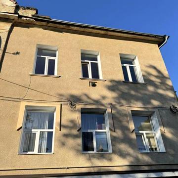 Світла квартира з горищем під житло у Хирові