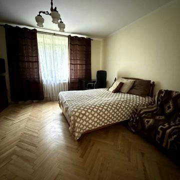 Авіаконструктора Антонова вул., 7